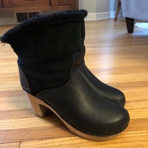 Black shearling clogs boots